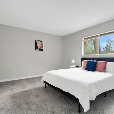 Sweetwater 9F I Beautiful 2Bd Apt I Free Parking
